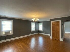 Building Photo - 613 W Gray St