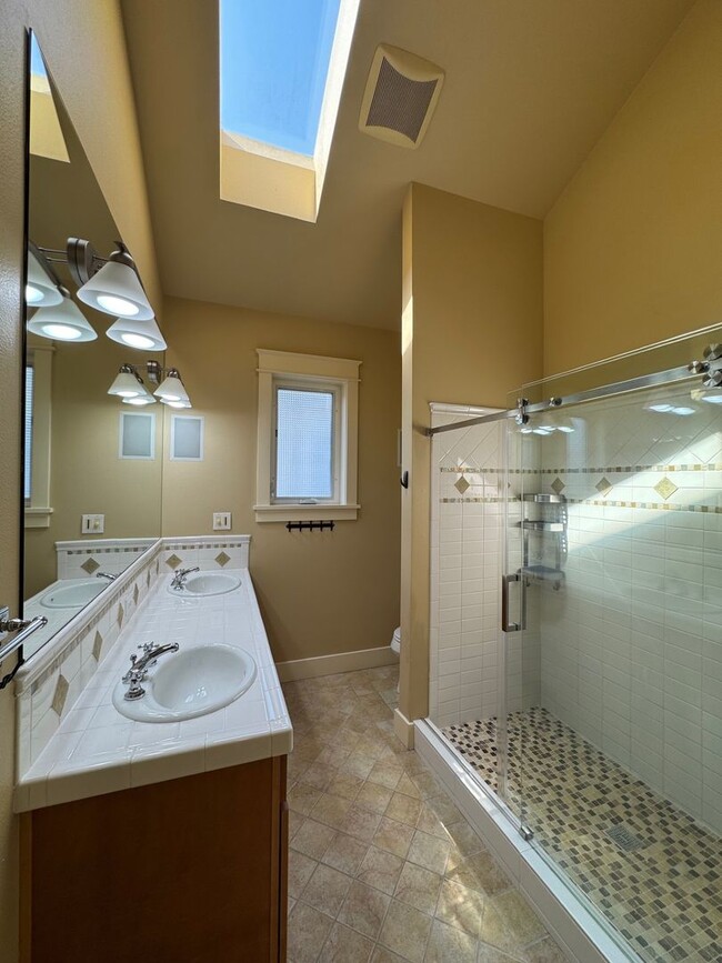 Building Photo - Cozy 3 bed 2.5 bath townhome on North Quee...