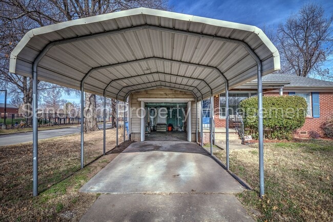 Building Photo - FOR LEASE | Brookside | $1300 Rent + $1300...