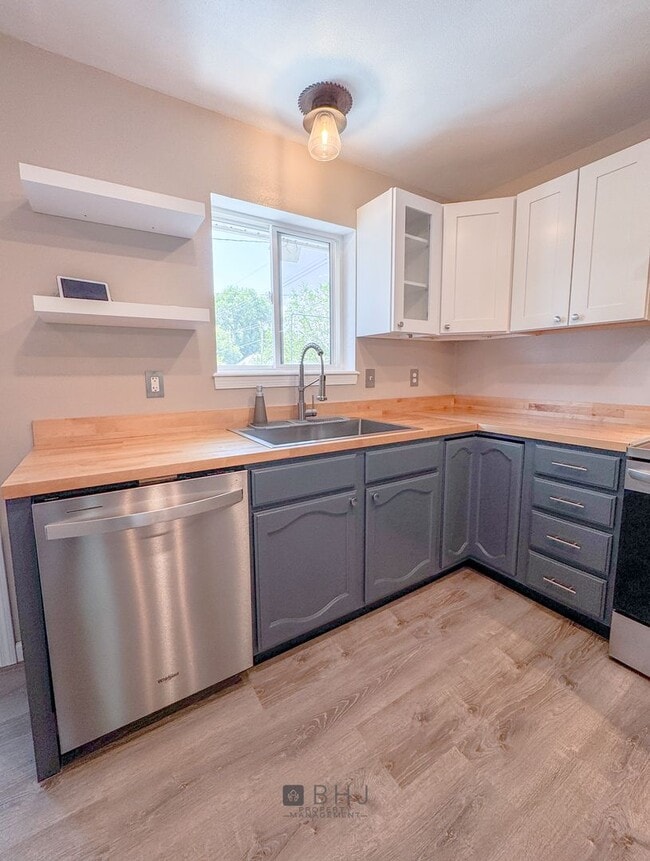 Building Photo - NEWLY UPDATED 2 BED/ 1 BATH SINGLE FAMILY ...
