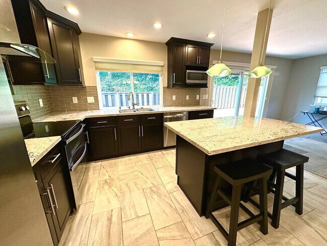 Building Photo - Virginia Hills-3 Bedroom, 2 Bath, Townhome with Garage and Pool