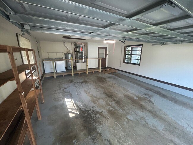 Building Photo - Spacious 3-Bedroom Home with Fenced Yard & Screened Porch in SE Ocala