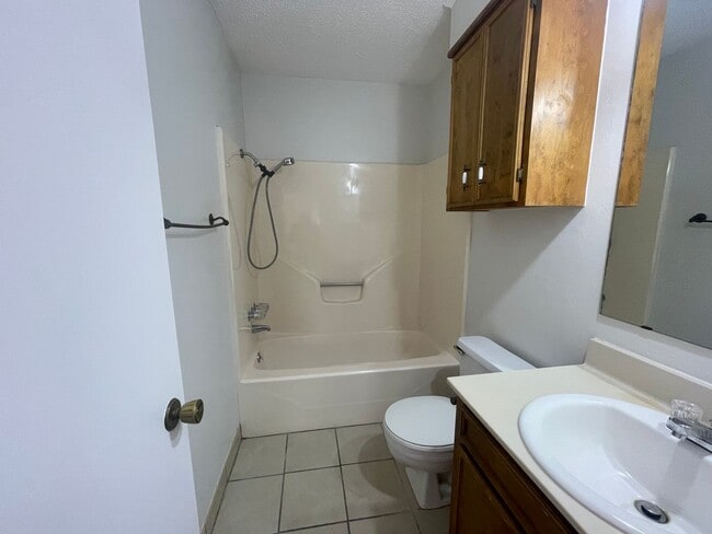 Building Photo - Brookhaven Estates Stockwell Area! Move In...