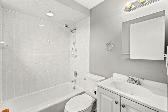 Upper level bathroom - 132 Sheldon Ave