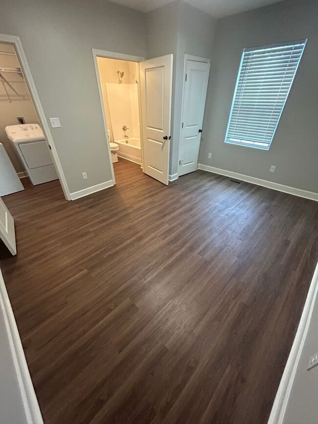 Building Photo - Newly Renovated Spacious 3 Bedroom w/ Full Appliance Package