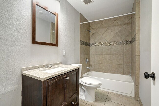 Building Photo - 5 Bed/3 Bath With Pool Backing the 60