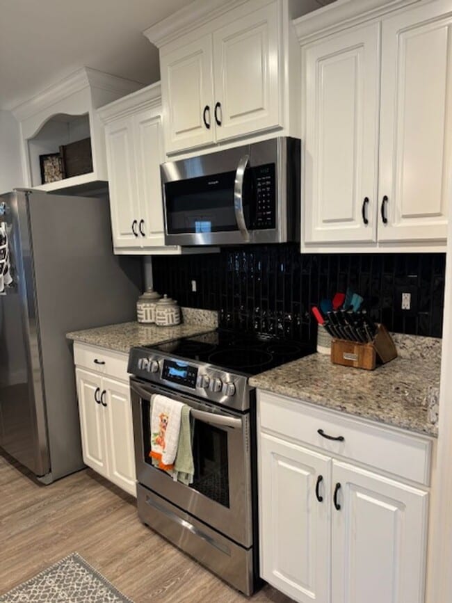 Building Photo - 4br/2ba Pet friendly 1-level home in Fort ...