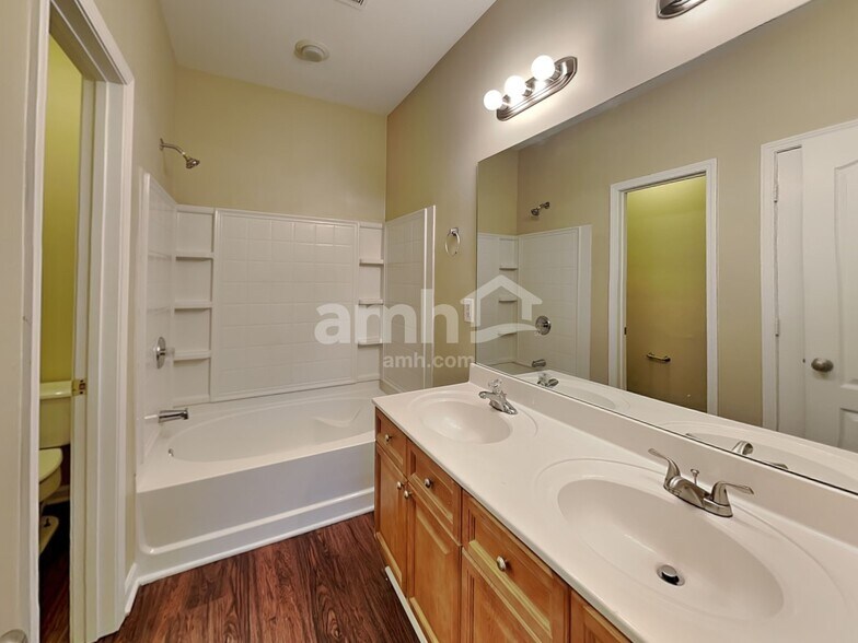 Building Photo - 2341 Suwanee Pointe Dr