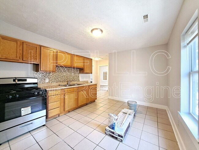 Building Photo - 310 S 28th St