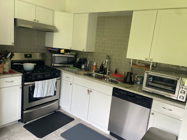 Building Photo - 2 bedroom 1 bath close to 94