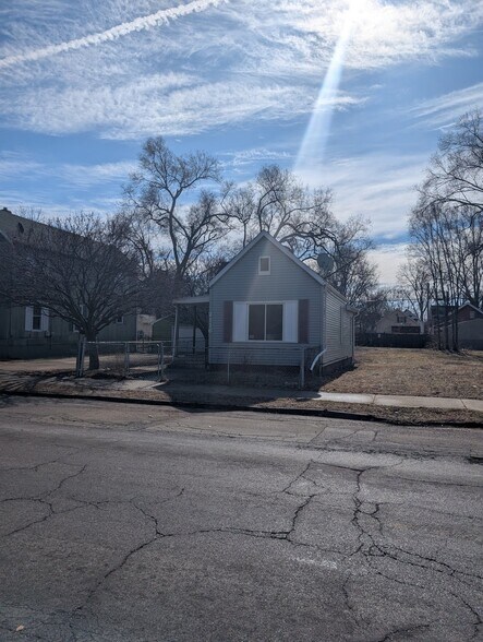 Building Photo - 2116 W Garden St