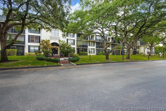 Building Photo - 3680 Inverrary Dr
