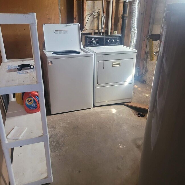 Building Photo - 2 Bed, 1 Bath Basement Unit Near CMU!!!!