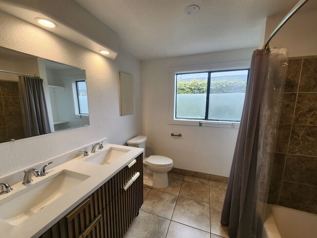 Building Photo - 2 Bed, 1 Bath Home *Gas and Electric Inclu...