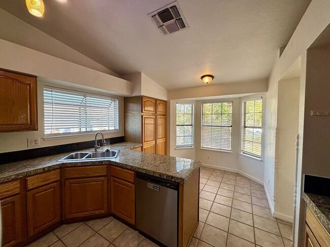 Building Photo - Beautiful one-story single-family home