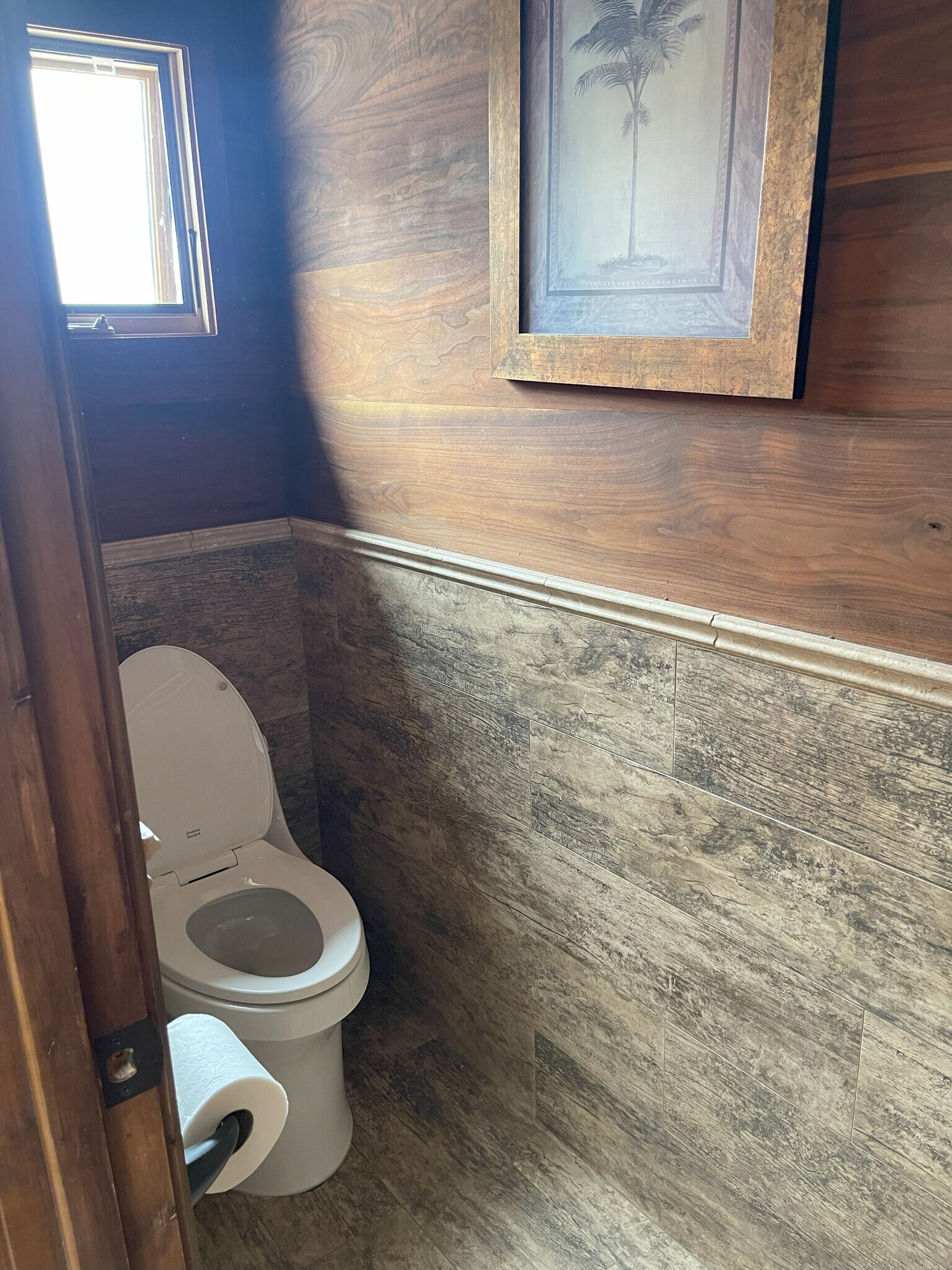 Master Toilet. Lid works ;-) - 1173 Van Nuys St
