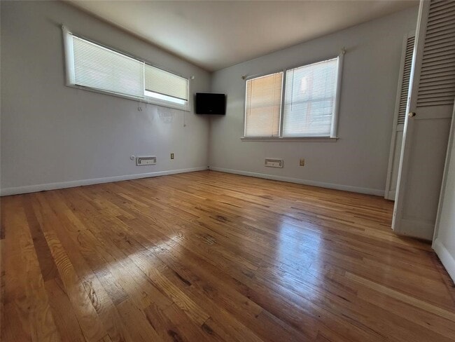 Building Photo - 45 Kenilworth Rd