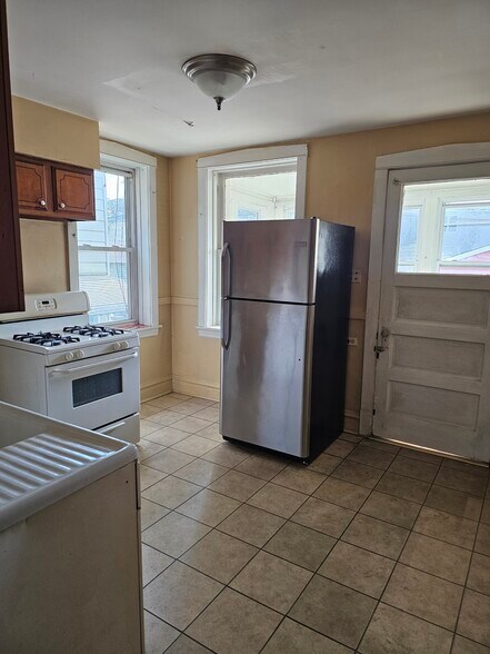 Building Photo - 1731 W Berwyn Ave