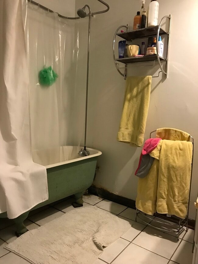 Building Photo - 1529 N Claremont Ave