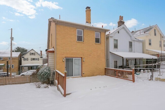 Building Photo - Renovated 3 bedroom home available NOW!