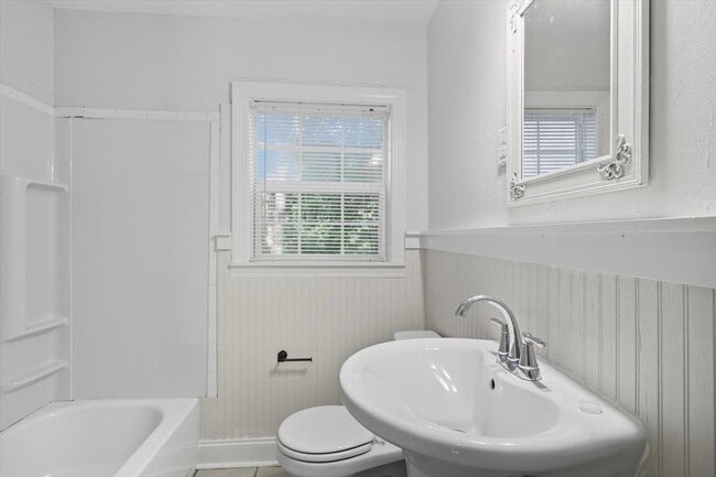 Building Photo - 211 W Lakeview Dr