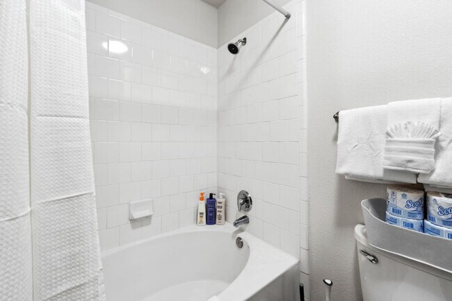 Building Photo - 264 N Walton St