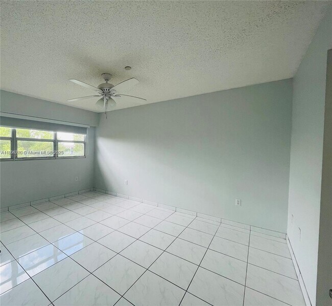 Building Photo - 571 SW 141st Ave