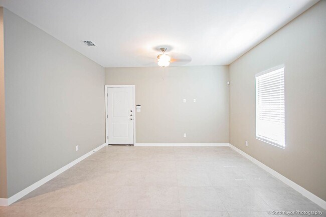 Building Photo - 1215 White Oak Dr