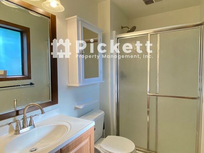 Building Photo - Lovely 3 Bed Island Lake Tri-level