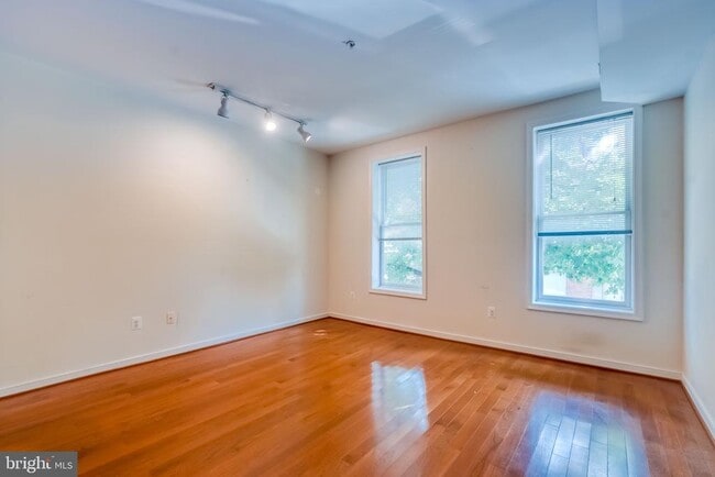 Building Photo - 910 S Charles St