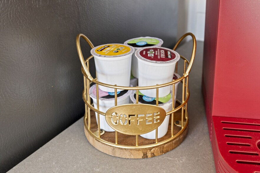 Building Photo - 501 N Perth St