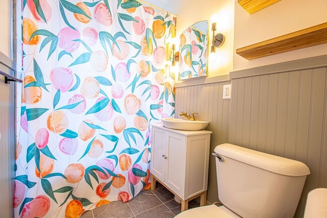 Building Photo - Adorable 2 Bedroom / 2 Bath Home in Aksarben with Washer/Dryer and Fenced Backyard!