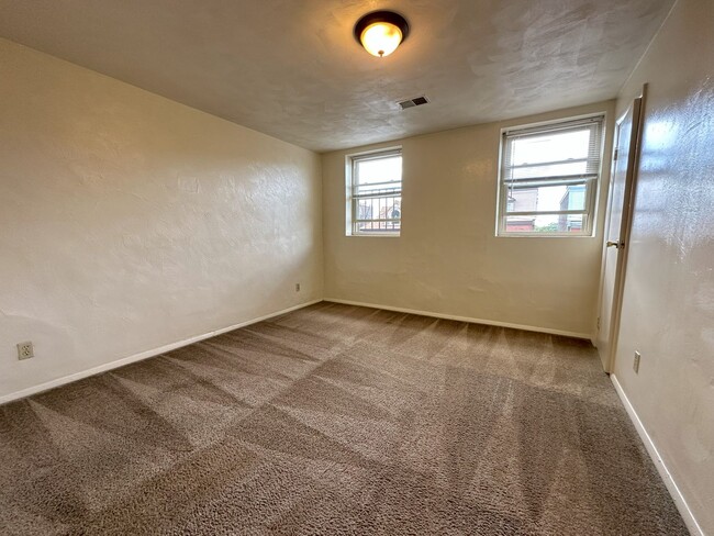 Building Photo - Bright 2BR in Oakland - Close to the Unive...