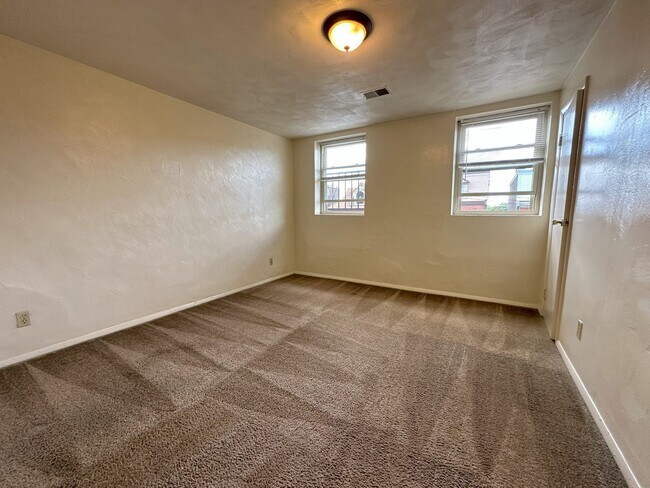 Building Photo - Bright 2BR in Oakland - Close to the University of Pittsburgh! Air Conditioning & On-site Laundry...