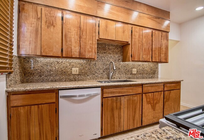 Building Photo - 1071 Cloverdale Ave