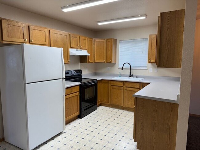 Building Photo - 935 Village Cir