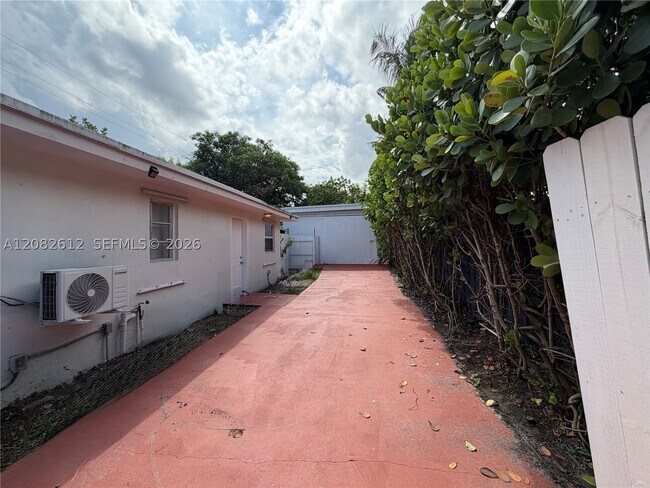 Building Photo - 4265 NW 5th Ave