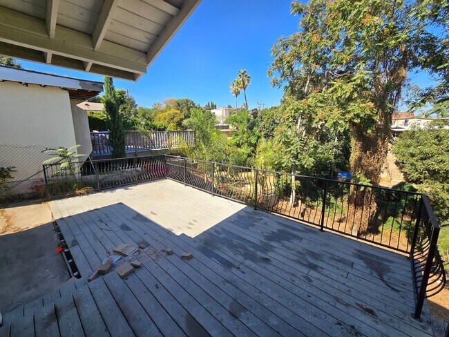 Building Photo - Beautifully Remodeled 3 Bed, 2 Bath Home f...