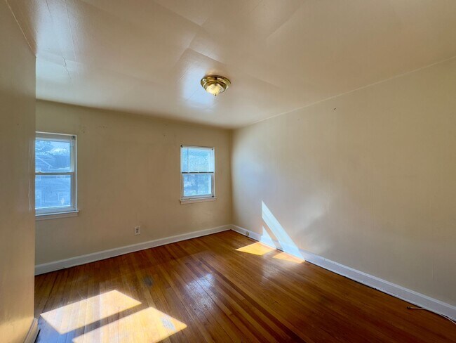 Building Photo - Charming 2 Bedroom/1 Bathroom Townhome in ...