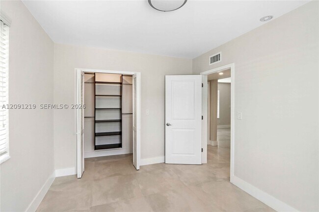 Building Photo - 930 SW 24th Ct