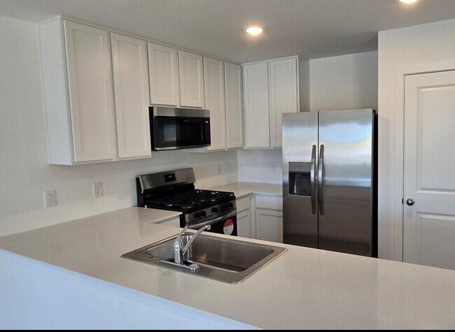 Building Photo - 3085 Fantasy Ter Dr
