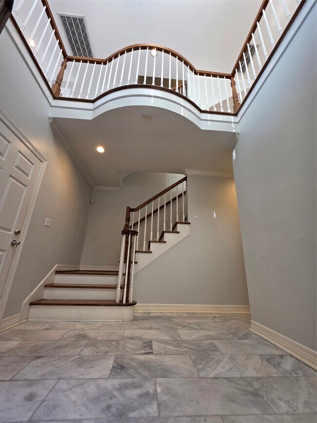 Building Photo - 1714 Roy St