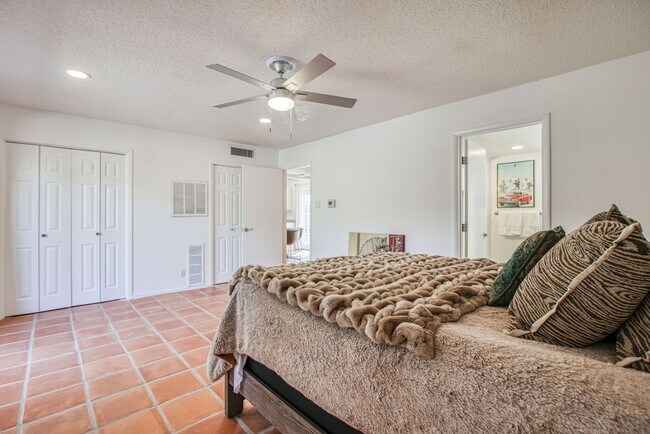 Building Photo - (Completely Furnished) Beautiful 1 bed/1 bath Apartment. With Pool  in the premises.