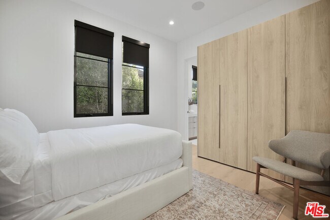 Building Photo - 4433 Kraft Ave