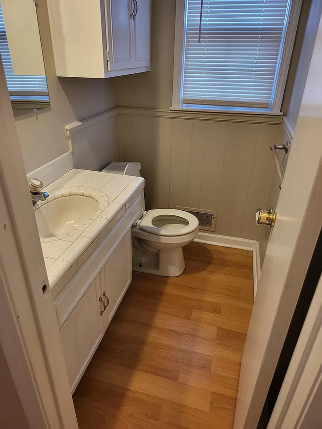 Building Photo - Spacious 4 Bed, 2.5 Bath Home with Fireplace & Garage in Independence, MO