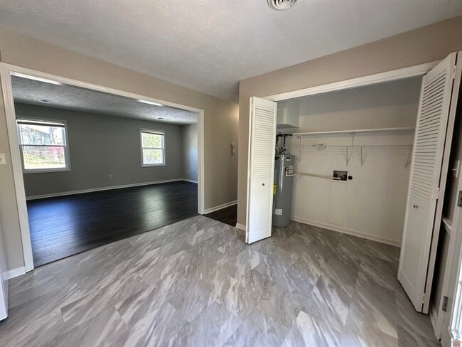 Building Photo - 210 Walnut Dr