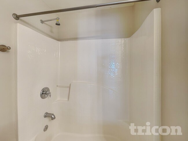 Building Photo - 5517 Village Trace