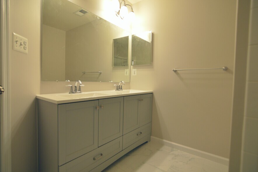 Master Bathroom - 11696 Palm Desert Pl