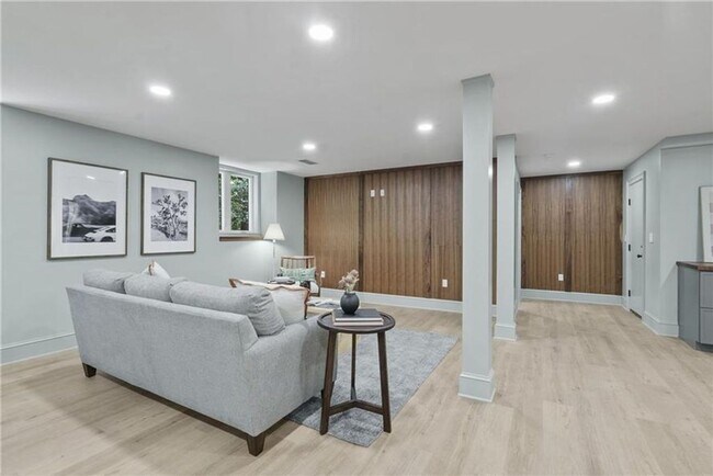 Building Photo - Designer Living with Charm in North Buckhead