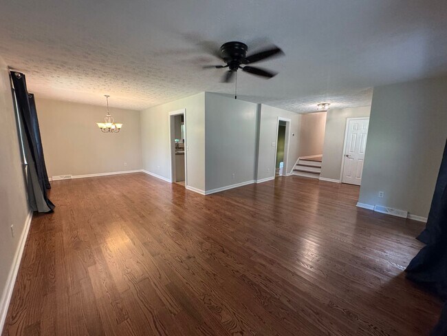 Building Photo - Spacious 3/2.5 House in Twickenham Estates...